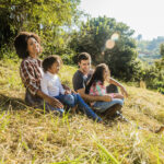 Familia compartiendo una actividad al aire libre